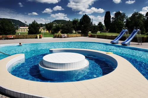 una piscina con scivolo al centro di Aqua Hotel a Děčín