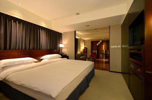 Cama ou camas em um quarto em Les Suites Taipei - Da An