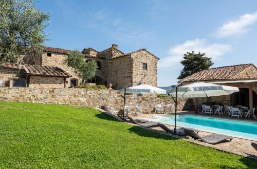uma vista exterior de uma villa com piscina em La Rimbecca Greve in Chianti em Greve in Chianti