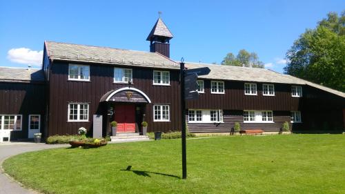 un gran edificio marrón con puerta roja en Lysebu Hotel en Oslo