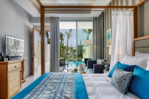 um quarto com uma cama e vista para o oceano em Amavi, MadeForTwo Hotels - Paphos em Pafos