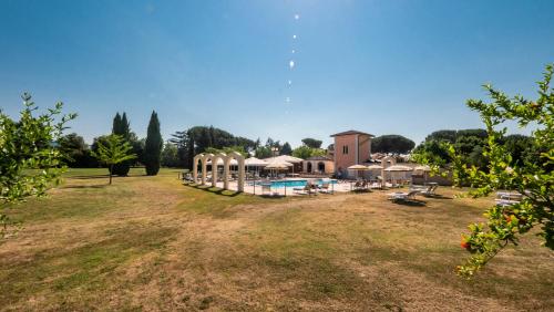 un gran patio con piscina y un edificio en Hotel Vega Perugia en Perugia