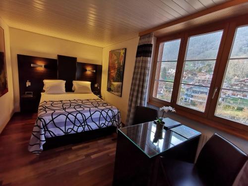 A bed or beds in a room at Hotel Brienzersee