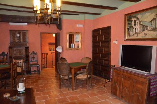 TV at/o entertainment center sa Hotel Los Leones - Adults Only