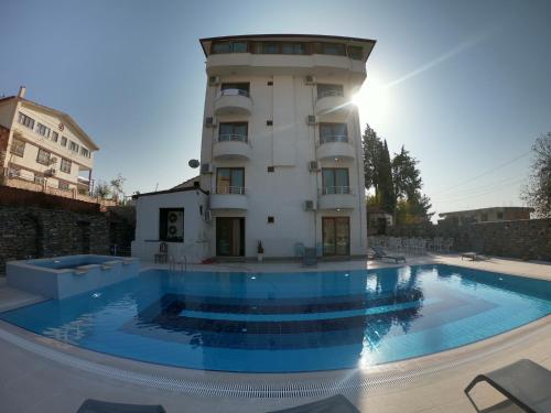 Piscina de la sau aproape de Bellamaritimo Hotel