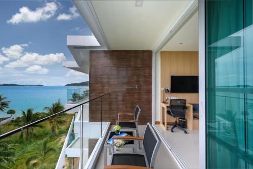 d'un bureau avec vue sur l'océan depuis un balcon. dans l'établissement The Beachfront Hotel Phuket, à Rawai Beach