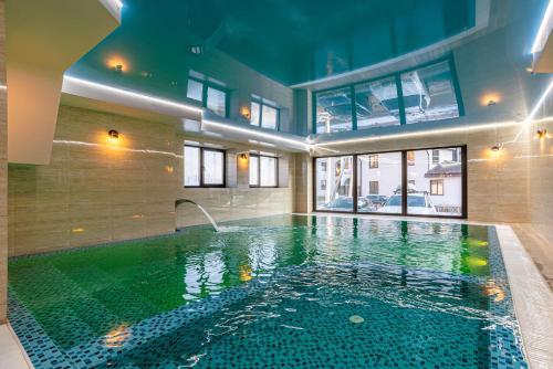 Piscina a Amarena SPA Hotel - Breakfast included in the price Spa Swimming pool Sauna Hammam Jacuzzi Restaurant inexpensive and delicious food Parking area Barbecue 400 m to Bukovel Lift 1 room and cottages o a prop