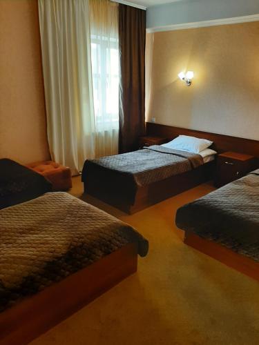 ein Hotelzimmer mit 2 Betten und einem Fenster in der Unterkunft Stara Vezha Hotel in Boryspil