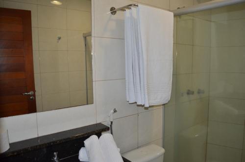 y baño con ducha, aseo y espejo. en Hotel La Ville en Sousa