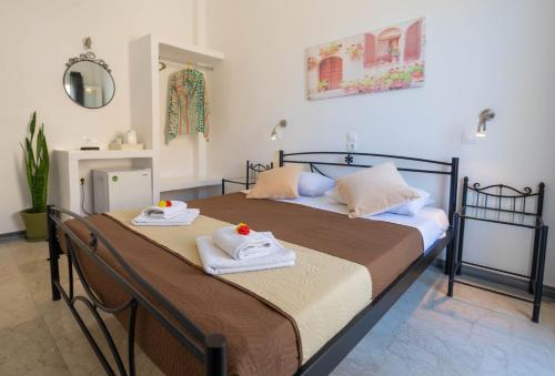 una camera con due letti e asciugamani di Join Us Low Cost Rooms a Kamari