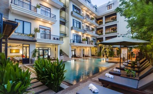 widok na budynek z basenem w obiekcie Bayon Modern Residence w Siem Reap