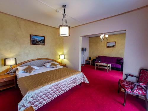 فندق بلفيدير في بريدال: غرفة نوم مع سرير وغرفة معيشة