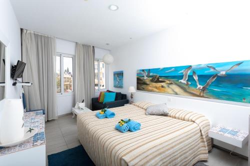 sypialnia z łóżkiem z dwoma misiami w obiekcie Hotel Opera w Larnace