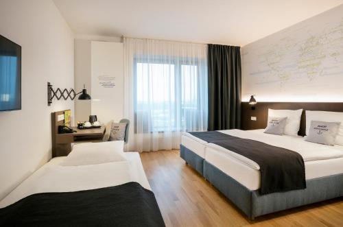 Giường trong phòng chung tại JUFA Hotel Hamburg HafenCity