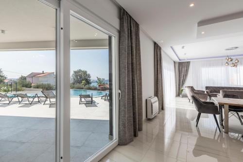 Een balkon of terras bij Luxurious Villa Meri