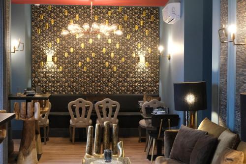 um bar com cadeiras e uma parede com um lustre em 34 GuestHouse em Setúbal