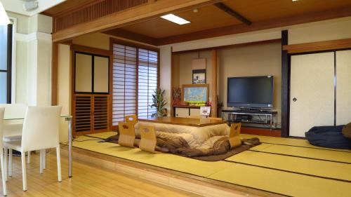 TV i/ili multimedijalni sistem u objektu K's House MtFuji -ケイズハウスMt富士- Travelers Hostel- Lake Kawaguchiko