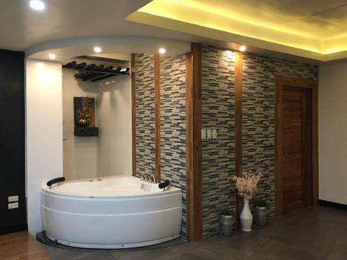 Ett badrum på Rangya Hotel