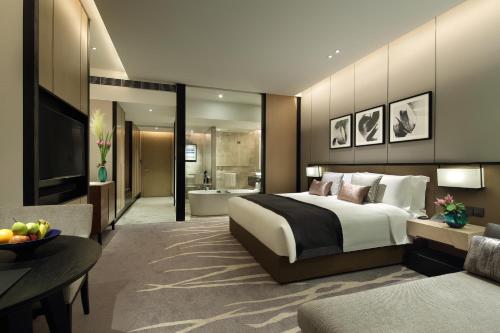 Krevet ili kreveti u jedinici u okviru objekta InterContinental Shanghai Hongqiao NECC, an IHG Hotel