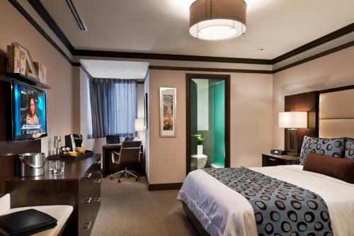 Tempat tidur dalam kamar di The Pearl Hotel