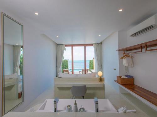 Ein Badezimmer in der Unterkunft White Whale Beachfront Pool Villa