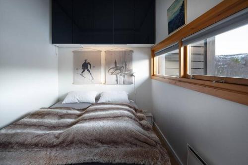 een kleine slaapkamer met een bed en een raam bij Beste beliggenhet på Geilo. in Geilo