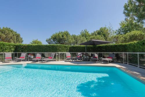 Swimmingpoolen hos eller tæt på Le M & Spa Bordeaux Aéroport by Hôtels & Préférence