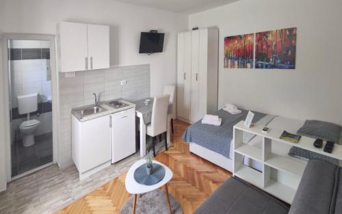 Kleines Apartment mit einer Küche und einem Wohnzimmer. in der Unterkunft Apartments Tila in Trebinje