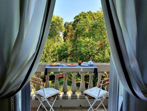 einen Tisch und Stühle auf einem Balkon mit Aussicht in der Unterkunft Villa Nardi - Residenza D'Epoca in Florenz