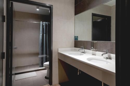 uma casa de banho com 2 lavatórios e um chuveiro em Nap York Central Park Sleep Station em Nova Iorque