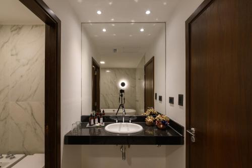 MAE Singular Hotel tesisinde bir banyo