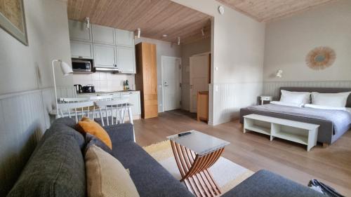 een woonkamer met een bank en een bed bij Villa Frieda in Haapsalu