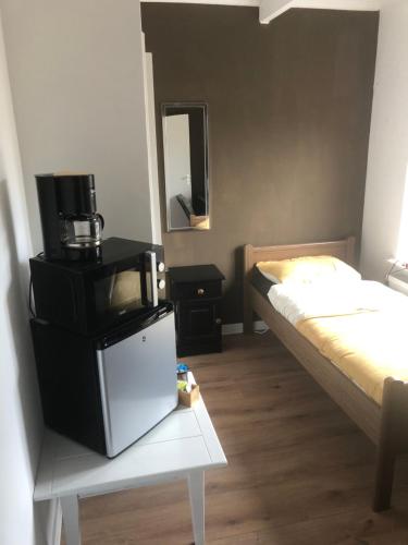 Habitación pequeña con TV y cama en City Center Enschede Homestay en Enschede