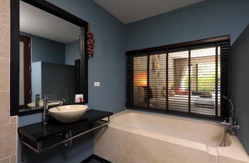 A bathroom at Tea Tree Boutique Resort