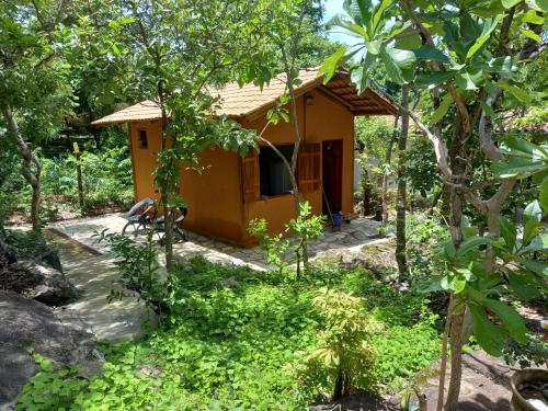 una pequeña casa en medio de un bosque en Chalés Santo Verde en Goiás