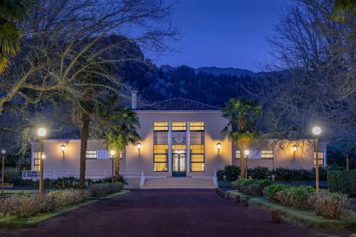 uma casa à noite com luzes em Terra Nostra Garden Hotel nas Furnas