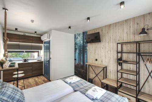 Un pat sau paturi într-o cameră la Skansen Forest