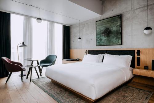 Una cama o camas en una habitación de Nobu Hotel Warsaw