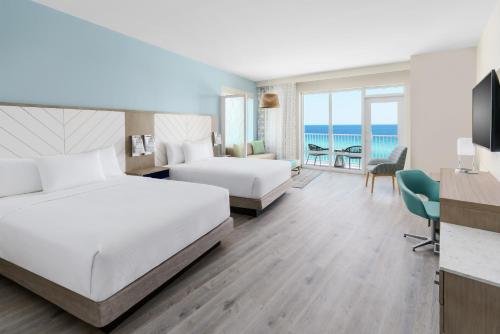 una camera d'albergo con due letti e vista sull'oceano di Hyatt Place Panama City Beach - Beachfront a Panama City Beach