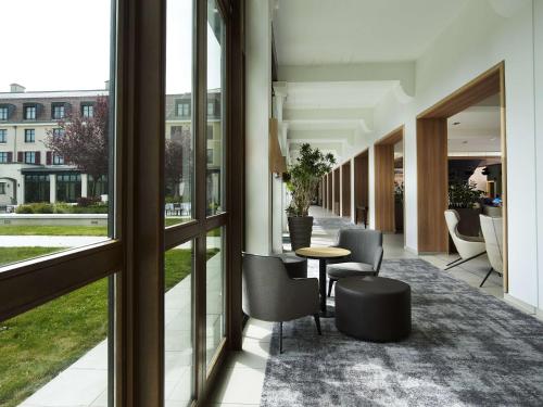 A seating area at Radisson Blu Hotel Paris, Marne-la-Vallée