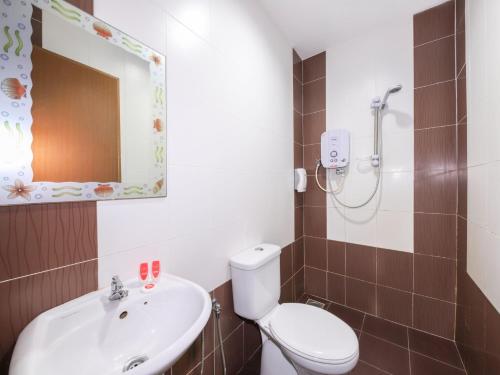 y baño con aseo, lavabo y espejo. en Super OYO Capital O 812 Hotel SMC Seksyen 13 en Shah Alam