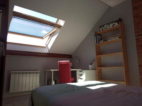 Schlafzimmer mit einem Bett, einem Fenster und einem Schreibtisch in der Unterkunft -- Le Sanctuaire, à 50 mètres de la Gare -- in Annecy