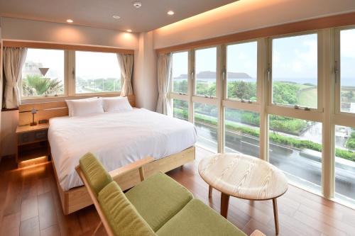 1 dormitorio con cama y ventana grande en BREATH HOTEL, en Fujisawa