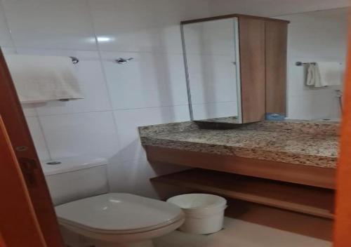 bagno con servizi igienici, lavandino e specchio di Quality Hotel & Suites Brasília a Brasilia