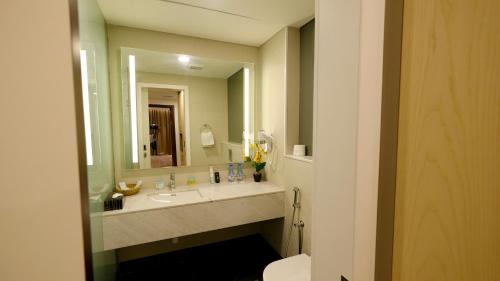 łazienka z umywalką i dużym lustrem w obiekcie Falaj Daris Hotel w mieście Nizwa