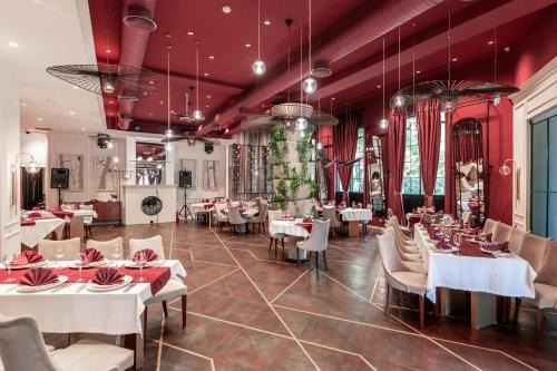 Ivy Garden Hotel Baku tesisinde bir restoran veya yemek mekanı