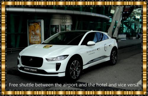 un coche blanco estacionado frente a un edificio en Hotel Jaguar Oporto - Airport to Hotel and City is a free Shuttle Service en Oporto