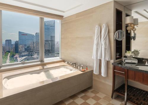 y baño con bañera y ventana. en Four Seasons Hotel Beijing, en Beijing