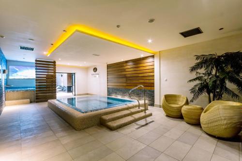 Басейн в Arena Hotel Spa & Wellness або поблизу