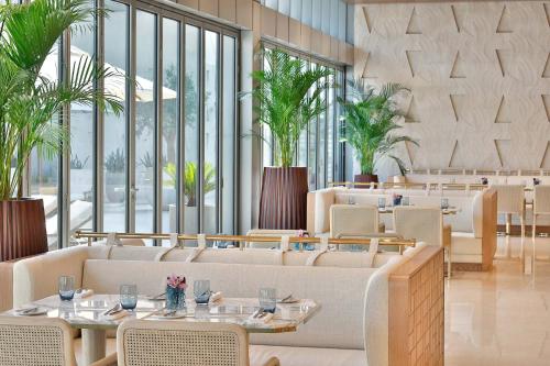 Zona d'estar a The St. Regis Dubai, The Palm